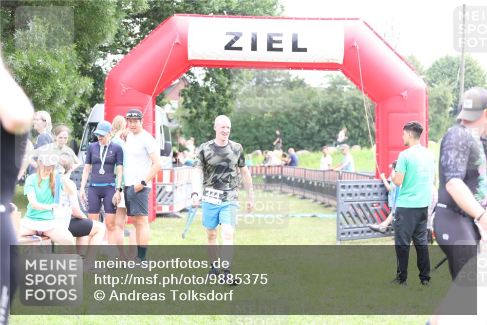 21.06.2026 - 29. Vierlanden-Triathlon Andreas Tolksdorf http://msf.ph/oto/9885375 21.06.2026 11:29:05 Ziel  meine-sportfotos.de