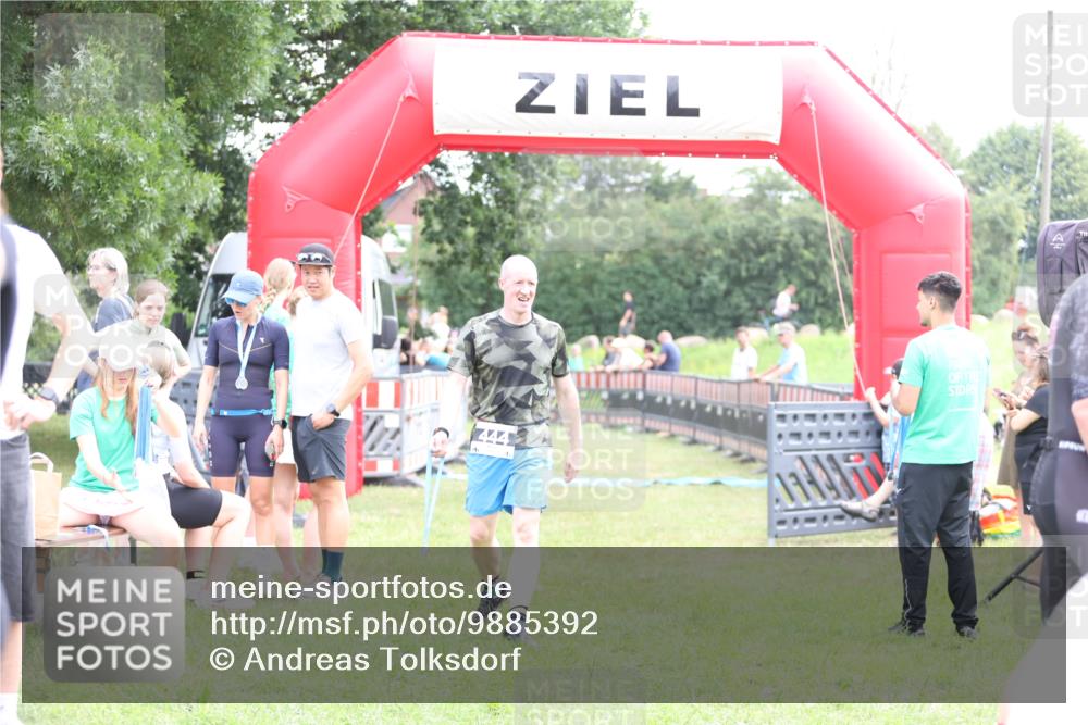 21.06.2026 - 29. Vierlanden-Triathlon Andreas Tolksdorf http://msf.ph/oto/9885392 21.06.2026 11:29:06 Ziel  meine-sportfotos.de