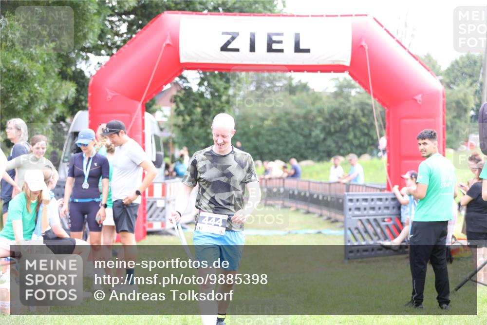 21.06.2026 - 29. Vierlanden-Triathlon Andreas Tolksdorf http://msf.ph/oto/9885398 21.06.2026 11:29:07 Ziel  meine-sportfotos.de