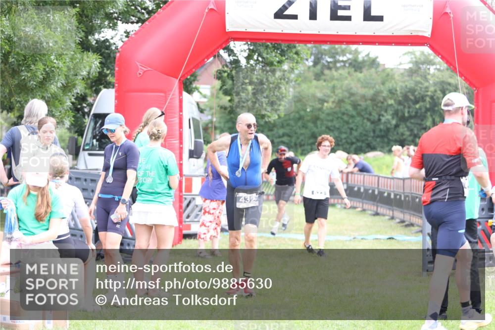 21.06.2026 - 29. Vierlanden-Triathlon Andreas Tolksdorf http://msf.ph/oto/9885630 21.06.2026 11:29:30 Ziel 81, 623, 81, 623 meine-sportfotos.de