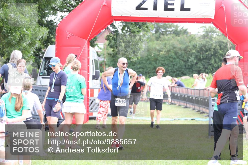 21.06.2026 - 29. Vierlanden-Triathlon Andreas Tolksdorf http://msf.ph/oto/9885657 21.06.2026 11:29:30 Ziel 81, 623, 81, 623 meine-sportfotos.de