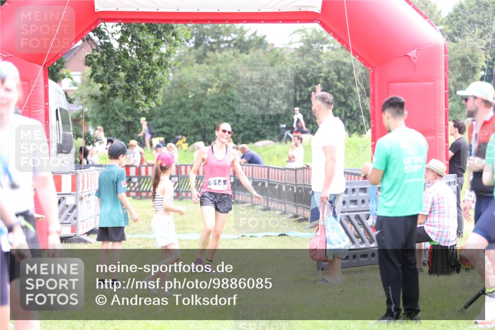 21.06.2026 - 29. Vierlanden-Triathlon Andreas Tolksdorf http://msf.ph/oto/9886085 21.06.2026 11:30:15 Ziel 614, 614 meine-sportfotos.de