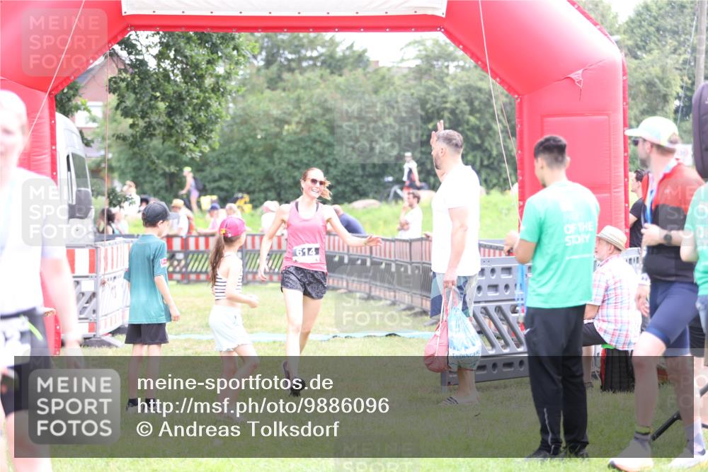 21.06.2026 - 29. Vierlanden-Triathlon Andreas Tolksdorf http://msf.ph/oto/9886096 21.06.2026 11:30:16 Ziel 614, 614 meine-sportfotos.de