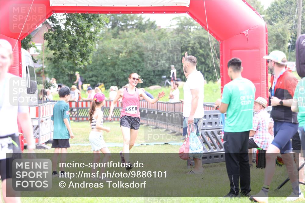 21.06.2026 - 29. Vierlanden-Triathlon Andreas Tolksdorf http://msf.ph/oto/9886101 21.06.2026 11:30:16 Ziel 614, 614 meine-sportfotos.de