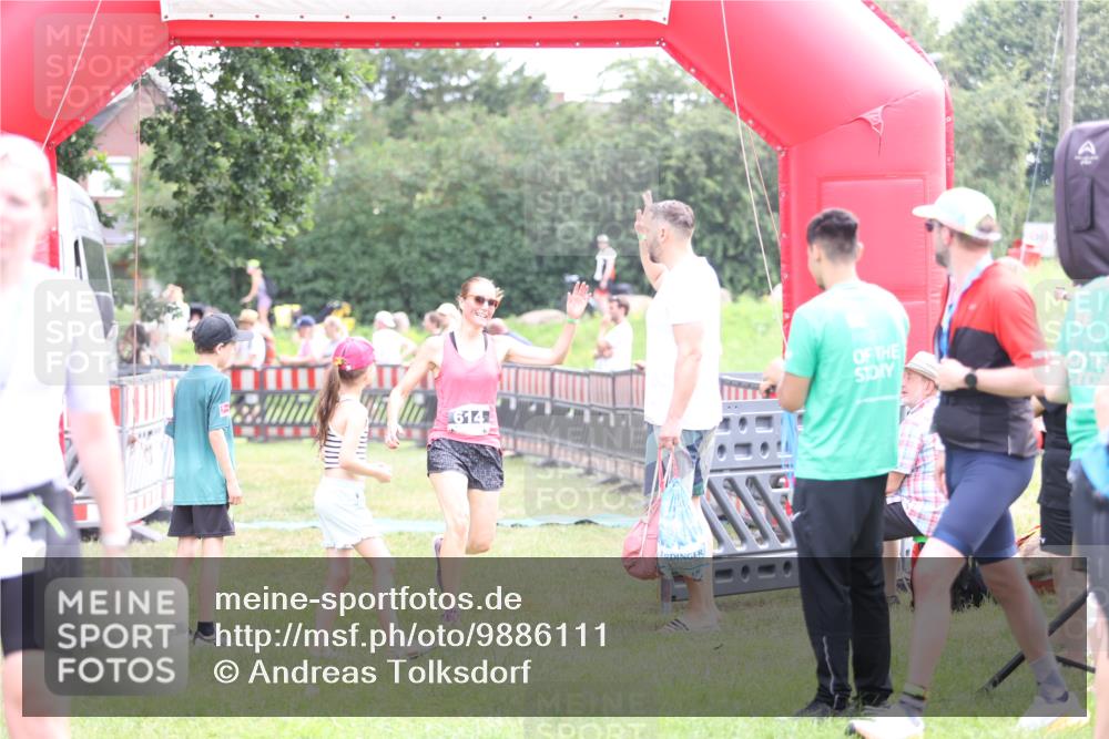 21.06.2026 - 29. Vierlanden-Triathlon Andreas Tolksdorf http://msf.ph/oto/9886111 21.06.2026 11:30:16 Ziel 614, 614 meine-sportfotos.de