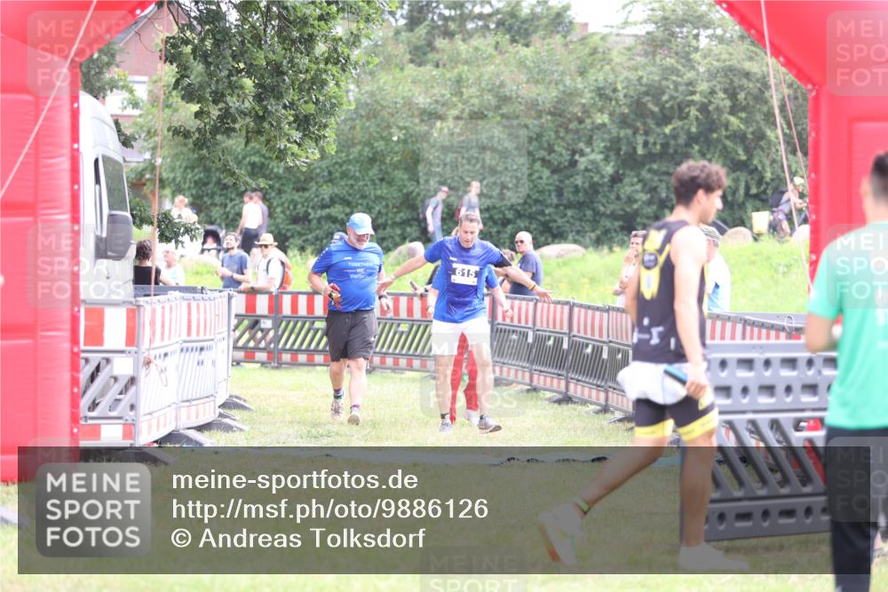 21.06.2026 - 29. Vierlanden-Triathlon Andreas Tolksdorf http://msf.ph/oto/9886126 21.06.2026 11:30:51 Ziel 615, 615 meine-sportfotos.de