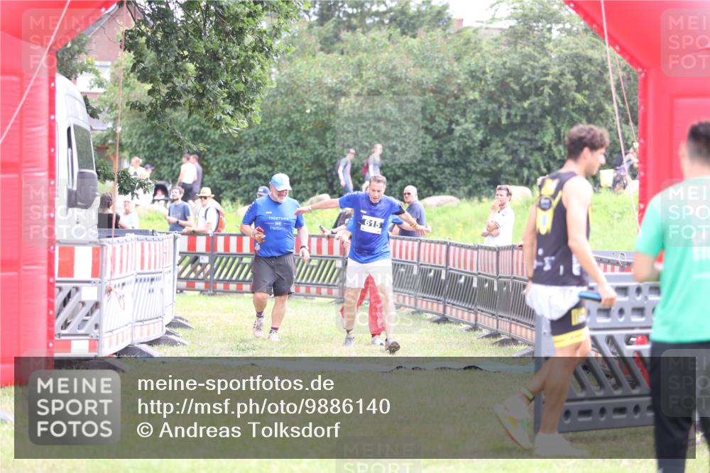 21.06.2026 - 29. Vierlanden-Triathlon Andreas Tolksdorf http://msf.ph/oto/9886140 21.06.2026 11:30:51 Ziel 615, 615 meine-sportfotos.de