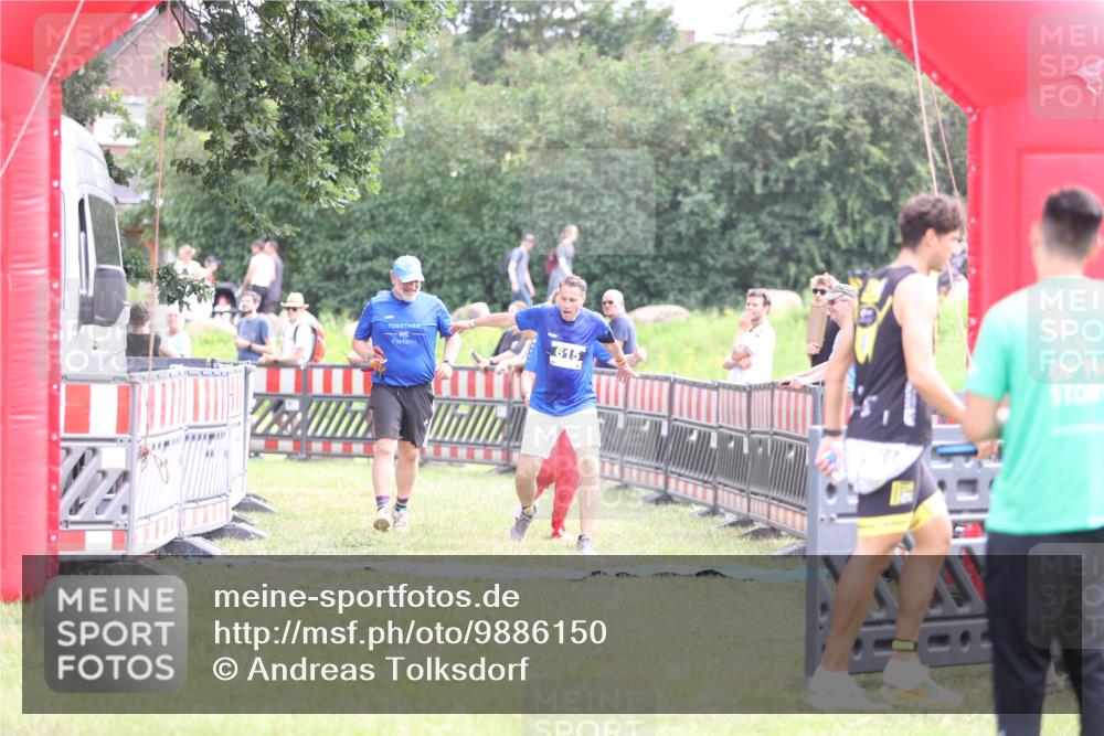 21.06.2026 - 29. Vierlanden-Triathlon Andreas Tolksdorf http://msf.ph/oto/9886150 21.06.2026 11:30:51 Ziel 615, 615 meine-sportfotos.de