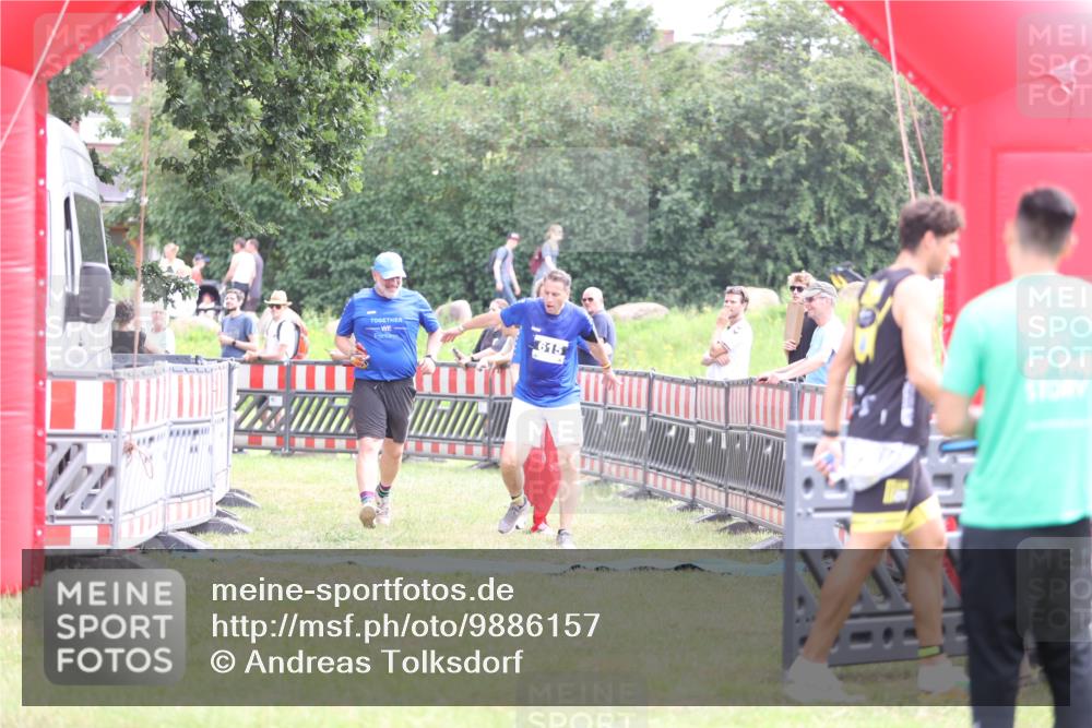 21.06.2026 - 29. Vierlanden-Triathlon Andreas Tolksdorf http://msf.ph/oto/9886157 21.06.2026 11:30:51 Ziel 615, 615 meine-sportfotos.de