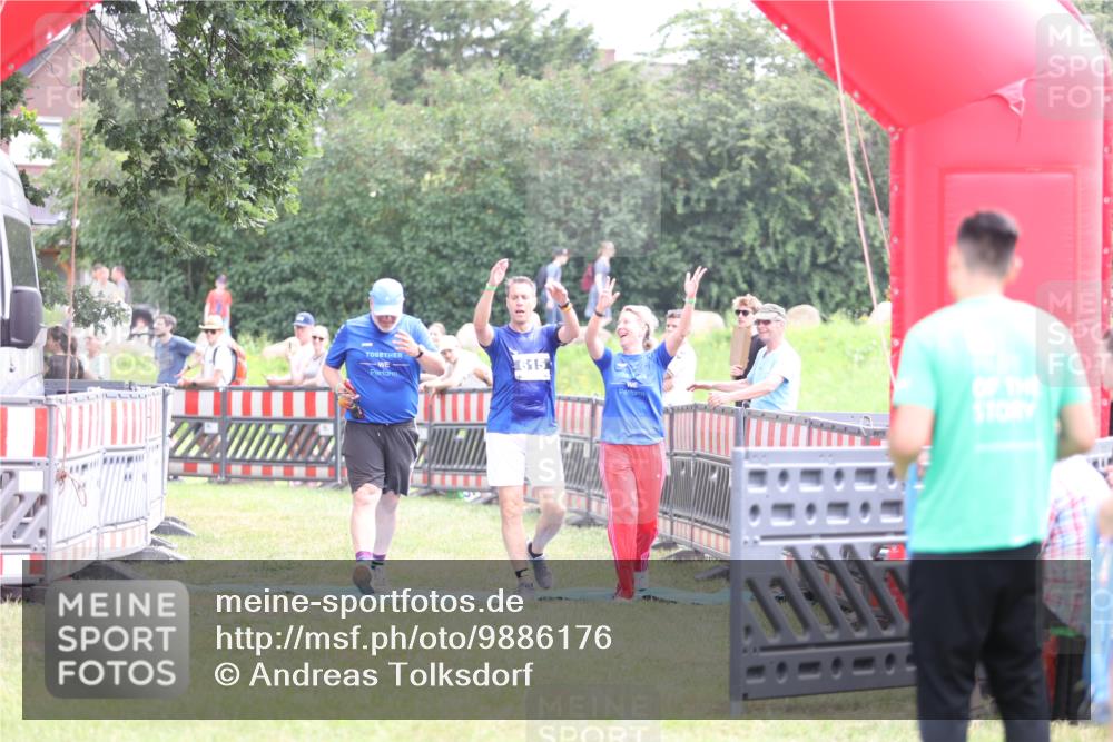 21.06.2026 - 29. Vierlanden-Triathlon Andreas Tolksdorf http://msf.ph/oto/9886176 21.06.2026 11:30:52 Ziel 615, 615 meine-sportfotos.de