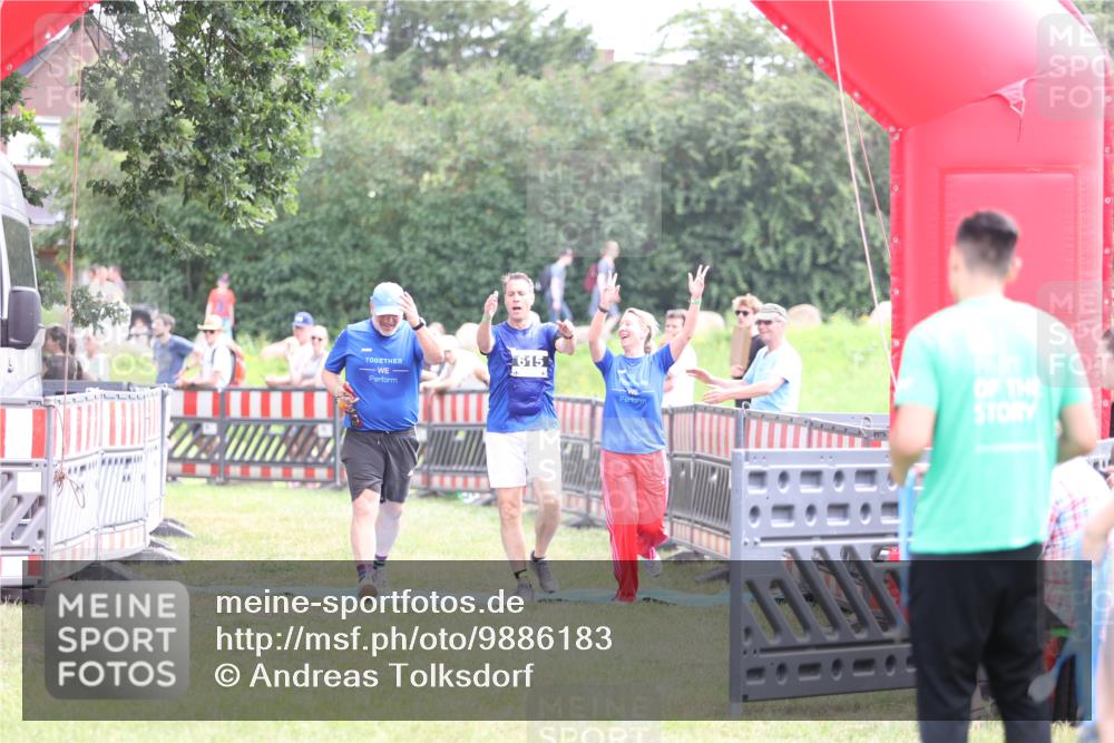 21.06.2026 - 29. Vierlanden-Triathlon Andreas Tolksdorf http://msf.ph/oto/9886183 21.06.2026 11:30:53 Ziel 615, 615 meine-sportfotos.de