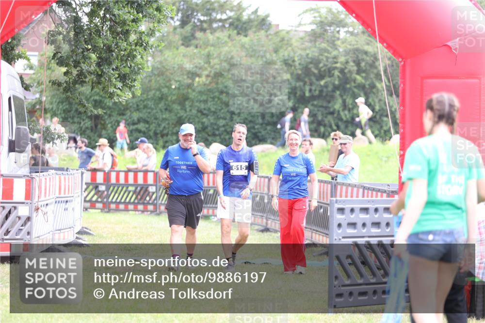 21.06.2026 - 29. Vierlanden-Triathlon Andreas Tolksdorf http://msf.ph/oto/9886197 21.06.2026 11:30:53 Ziel 615, 615 meine-sportfotos.de
