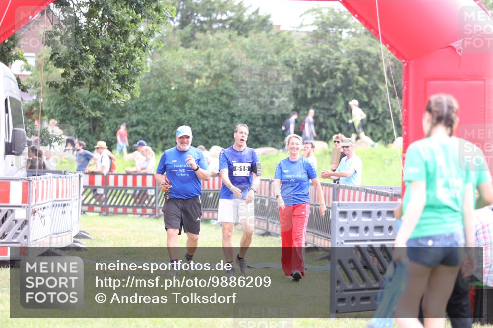 21.06.2026 - 29. Vierlanden-Triathlon Andreas Tolksdorf http://msf.ph/oto/9886209 21.06.2026 11:30:54 Ziel 615, 615 meine-sportfotos.de