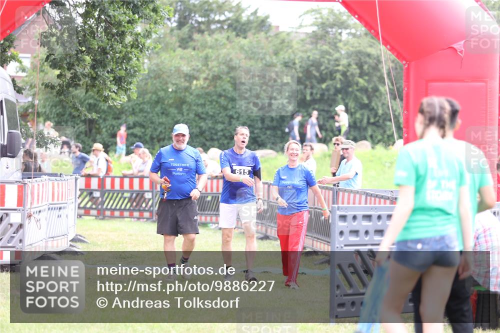 21.06.2026 - 29. Vierlanden-Triathlon Andreas Tolksdorf http://msf.ph/oto/9886227 21.06.2026 11:30:54 Ziel 615, 615 meine-sportfotos.de