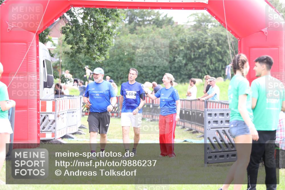 21.06.2026 - 29. Vierlanden-Triathlon Andreas Tolksdorf http://msf.ph/oto/9886237 21.06.2026 11:30:57 Ziel 615, 616, 615, 616 meine-sportfotos.de