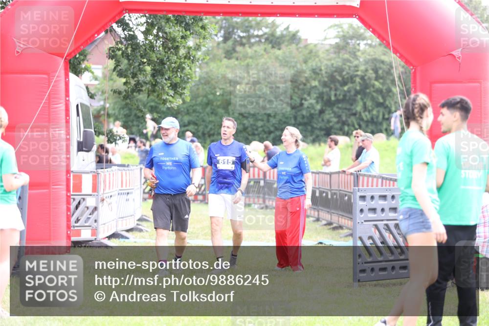 21.06.2026 - 29. Vierlanden-Triathlon Andreas Tolksdorf http://msf.ph/oto/9886245 21.06.2026 11:30:57 Ziel 615, 616, 615, 616 meine-sportfotos.de