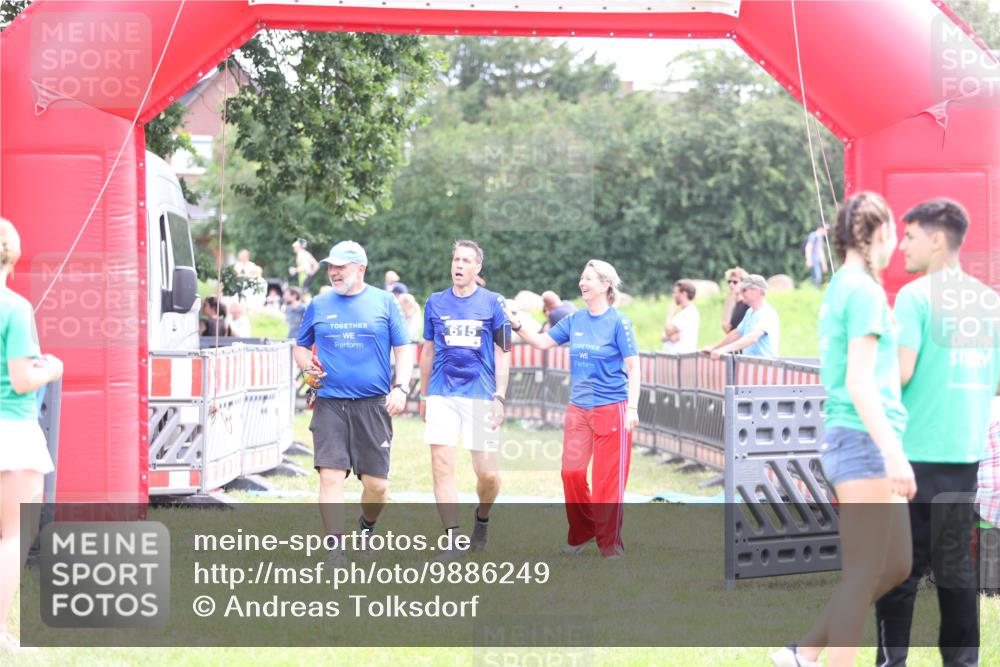 21.06.2026 - 29. Vierlanden-Triathlon Andreas Tolksdorf http://msf.ph/oto/9886249 21.06.2026 11:30:57 Ziel 615, 616, 615, 616 meine-sportfotos.de