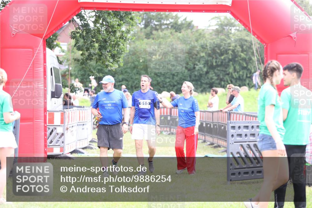 21.06.2026 - 29. Vierlanden-Triathlon Andreas Tolksdorf http://msf.ph/oto/9886254 21.06.2026 11:30:57 Ziel 615, 616, 615, 616 meine-sportfotos.de