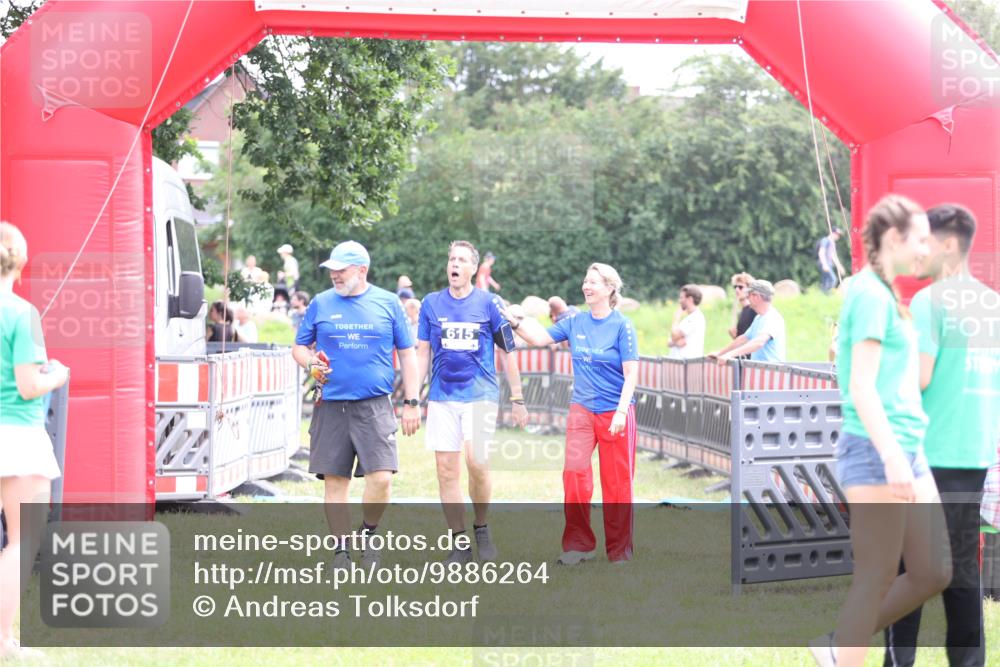 21.06.2026 - 29. Vierlanden-Triathlon Andreas Tolksdorf http://msf.ph/oto/9886264 21.06.2026 11:30:57 Ziel 615, 616, 615, 616 meine-sportfotos.de