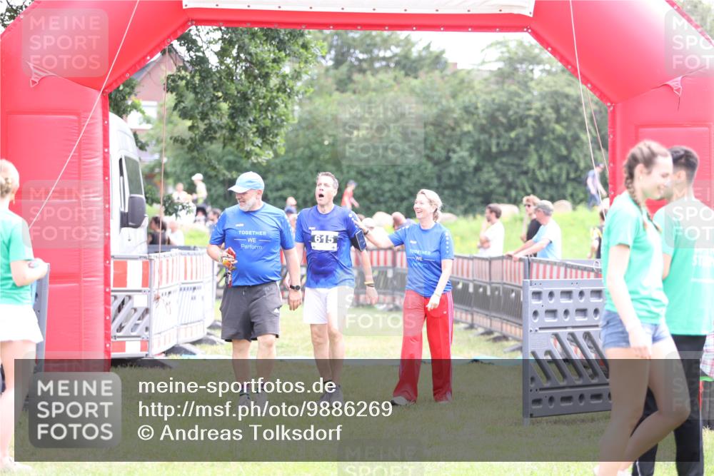 21.06.2026 - 29. Vierlanden-Triathlon Andreas Tolksdorf http://msf.ph/oto/9886269 21.06.2026 11:30:57 Ziel 615, 616, 615, 616 meine-sportfotos.de