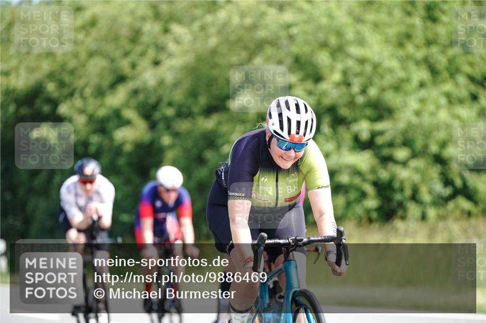 21.06.2026 - Viking Triathlon Michael Burmester http://msf.ph/oto/9886469 21.06.2026 11:27:12 Radfahren 41, 44, 63, 65, 74, 87, 94, 111, 154, 162, 163, 166, 227, 266, 275, 344, 411, 460, 484, 522, 569, 649, 651, 665, 668 meine-sportfotos.de