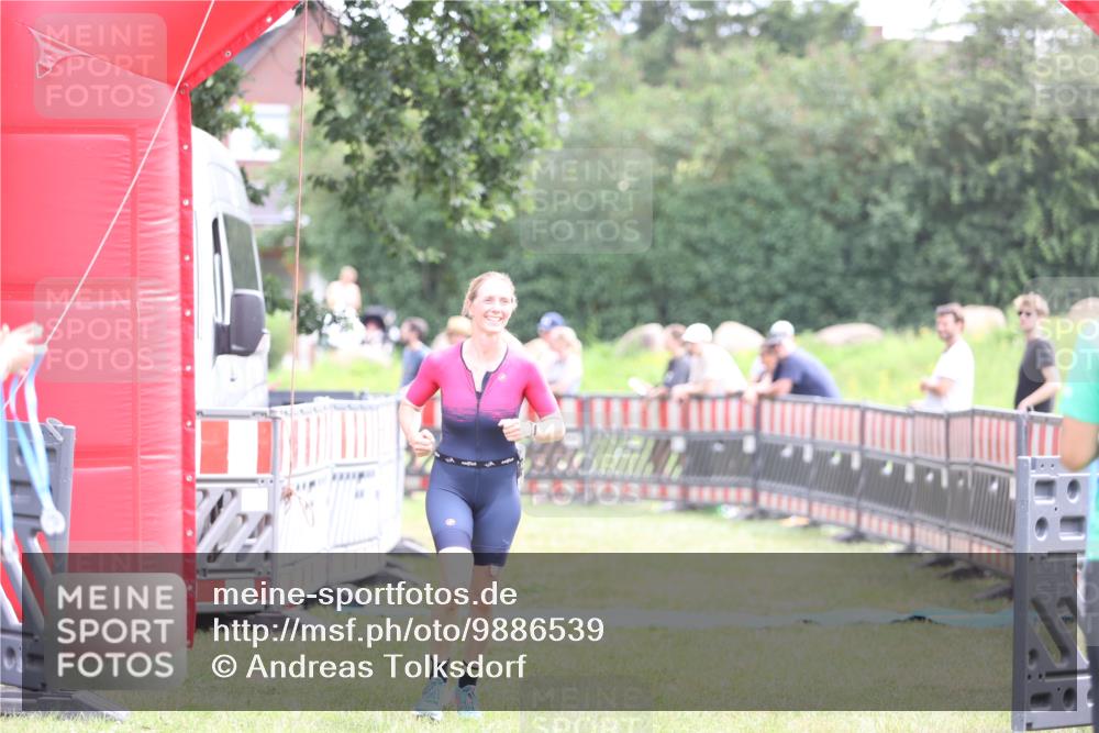 21.06.2026 - 29. Vierlanden-Triathlon Andreas Tolksdorf http://msf.ph/oto/9886539 21.06.2026 11:32:13 Ziel 403, 581, 403, 581 meine-sportfotos.de
