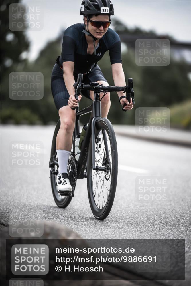 21.06.2026 - 29. Vierlanden-Triathlon H.Heesch http://msf.ph/oto/9886691 21.06.2026 10:41:34 Radfahren 221, 295, 397 meine-sportfotos.de