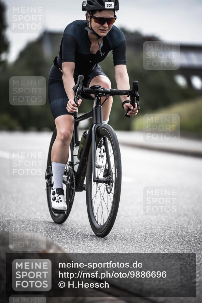 21.06.2026 - 29. Vierlanden-Triathlon H.Heesch http://msf.ph/oto/9886696 21.06.2026 10:41:34 Radfahren 221, 295, 397 meine-sportfotos.de