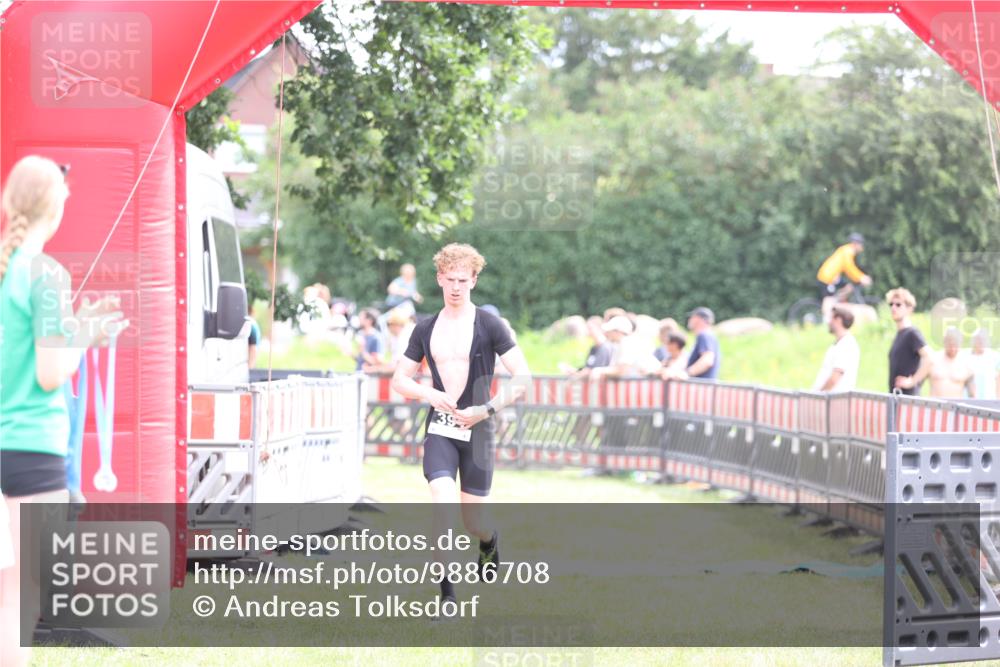 21.06.2026 - 29. Vierlanden-Triathlon Andreas Tolksdorf http://msf.ph/oto/9886708 21.06.2026 11:32:50 Ziel 458, 458 meine-sportfotos.de