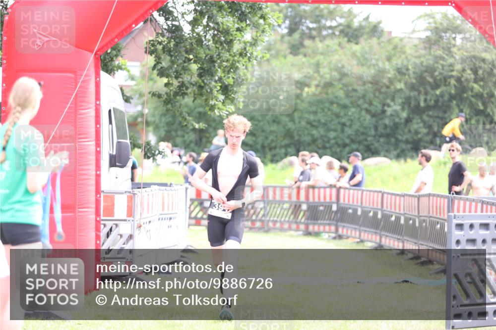 21.06.2026 - 29. Vierlanden-Triathlon Andreas Tolksdorf http://msf.ph/oto/9886726 21.06.2026 11:32:50 Ziel 458, 458 meine-sportfotos.de