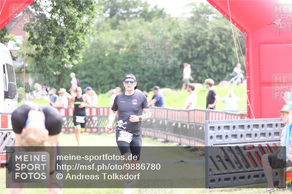 21.06.2026 - 29. Vierlanden-Triathlon Andreas Tolksdorf http://msf.ph/oto/9886780 21.06.2026 11:32:58 Ziel 325, 458, 549, 325, 458, 549 meine-sportfotos.de