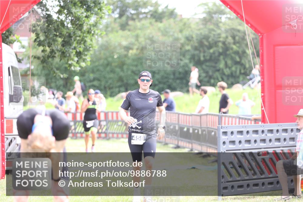 21.06.2026 - 29. Vierlanden-Triathlon Andreas Tolksdorf http://msf.ph/oto/9886788 21.06.2026 11:32:59 Ziel 325, 458, 549, 325, 458, 549 meine-sportfotos.de