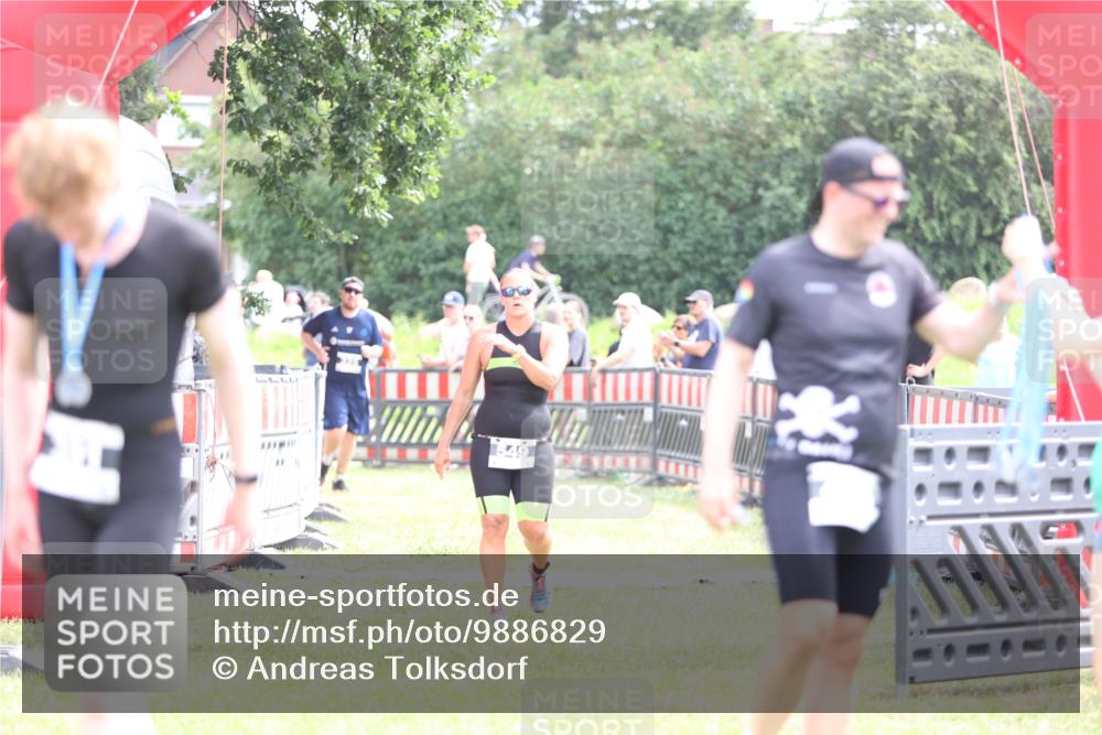 21.06.2026 - 29. Vierlanden-Triathlon Andreas Tolksdorf http://msf.ph/oto/9886829 21.06.2026 11:33:02 Ziel 325, 458, 549, 325, 458, 549 meine-sportfotos.de