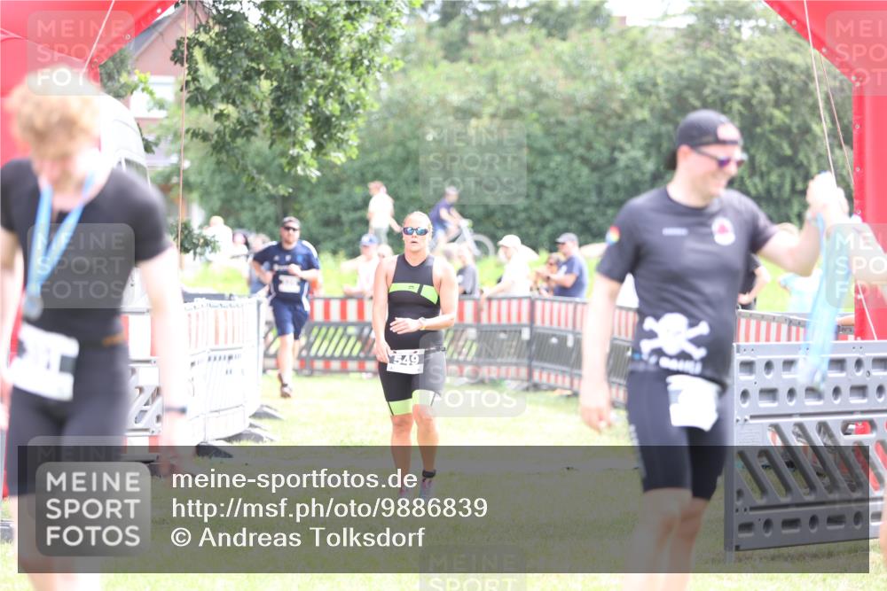 21.06.2026 - 29. Vierlanden-Triathlon Andreas Tolksdorf http://msf.ph/oto/9886839 21.06.2026 11:33:03 Ziel 325, 549, 325, 549 meine-sportfotos.de