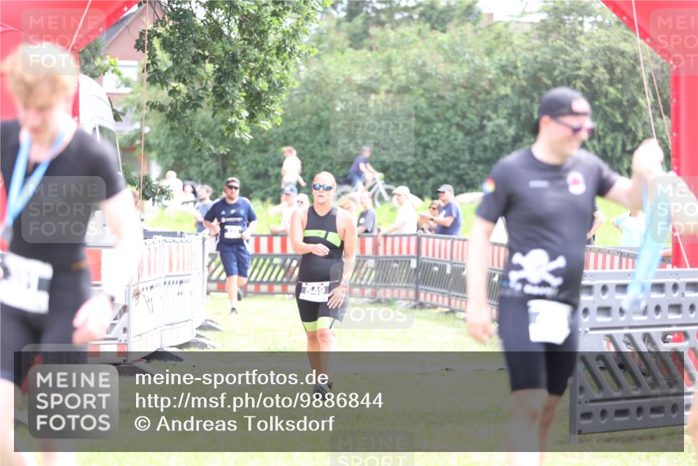 21.06.2026 - 29. Vierlanden-Triathlon Andreas Tolksdorf http://msf.ph/oto/9886844 21.06.2026 11:33:03 Ziel 325, 549, 325, 549 meine-sportfotos.de