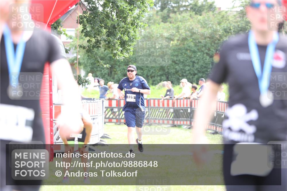 21.06.2026 - 29. Vierlanden-Triathlon Andreas Tolksdorf http://msf.ph/oto/9886848 21.06.2026 11:33:07 Ziel 325, 549, 325, 549 meine-sportfotos.de