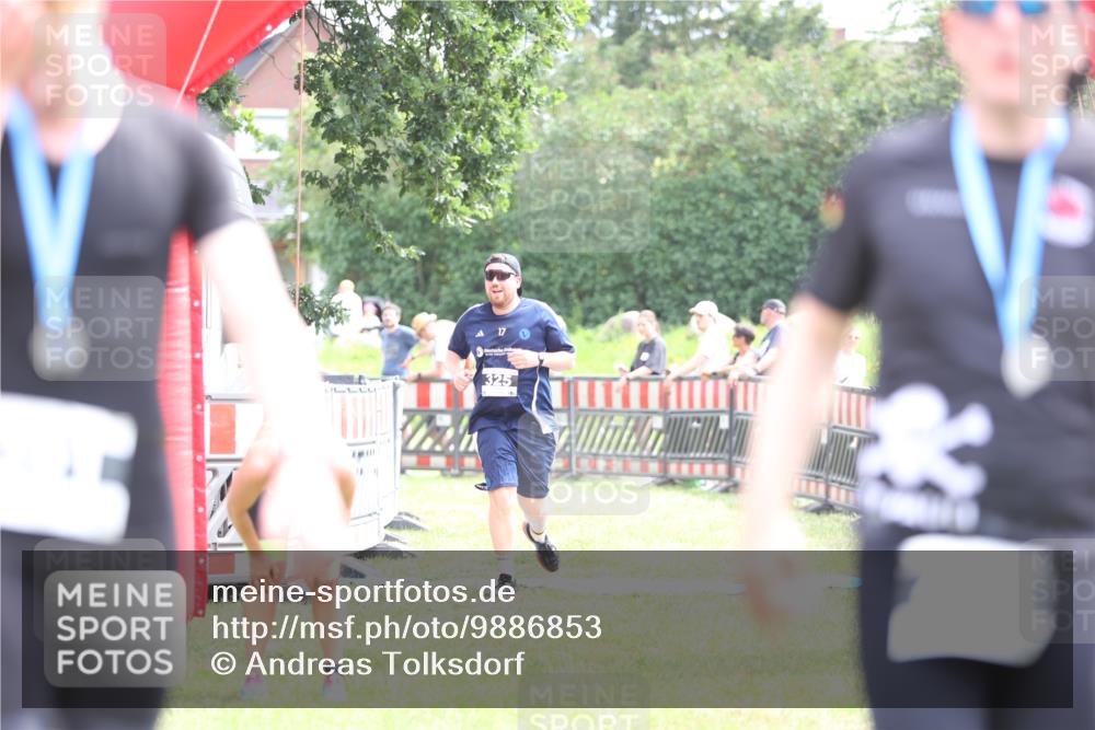 21.06.2026 - 29. Vierlanden-Triathlon Andreas Tolksdorf http://msf.ph/oto/9886853 21.06.2026 11:33:07 Ziel 325, 549, 325, 549 meine-sportfotos.de