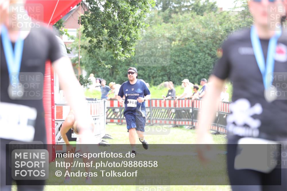 21.06.2026 - 29. Vierlanden-Triathlon Andreas Tolksdorf http://msf.ph/oto/9886858 21.06.2026 11:33:07 Ziel 325, 549, 325, 549 meine-sportfotos.de