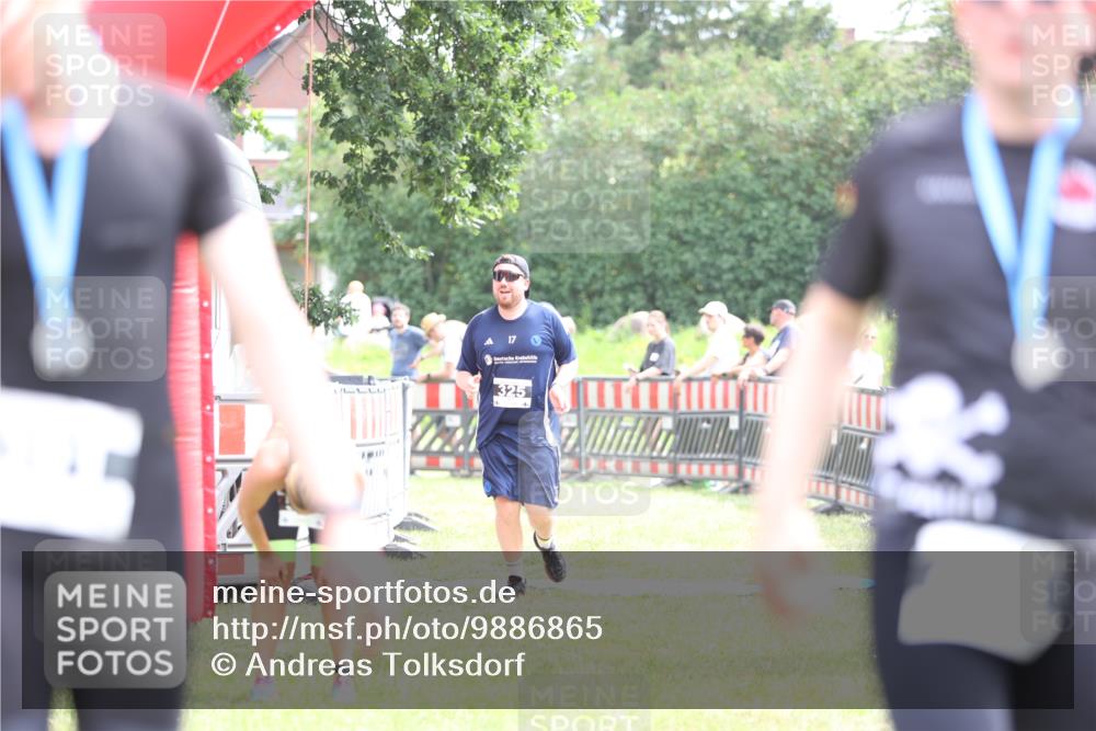 21.06.2026 - 29. Vierlanden-Triathlon Andreas Tolksdorf http://msf.ph/oto/9886865 21.06.2026 11:33:07 Ziel 325, 549, 325, 549 meine-sportfotos.de