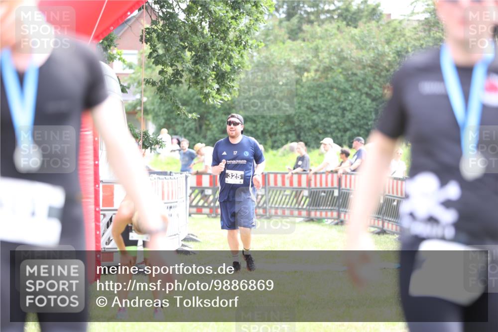 21.06.2026 - 29. Vierlanden-Triathlon Andreas Tolksdorf http://msf.ph/oto/9886869 21.06.2026 11:33:07 Ziel 325, 549, 325, 549 meine-sportfotos.de