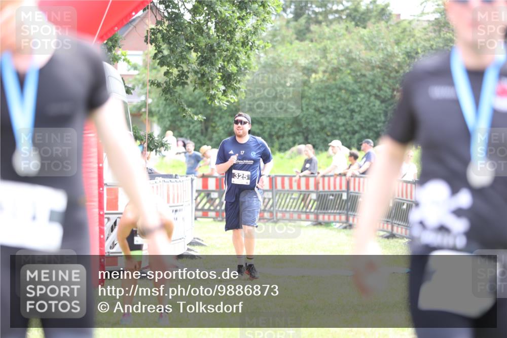 21.06.2026 - 29. Vierlanden-Triathlon Andreas Tolksdorf http://msf.ph/oto/9886873 21.06.2026 11:33:07 Ziel 325, 549, 325, 549 meine-sportfotos.de