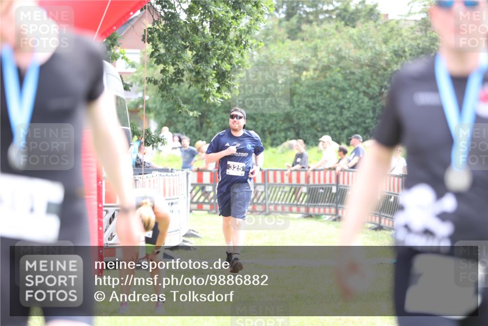 21.06.2026 - 29. Vierlanden-Triathlon Andreas Tolksdorf http://msf.ph/oto/9886882 21.06.2026 11:33:08 Ziel 325, 325 meine-sportfotos.de