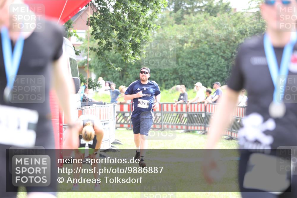 21.06.2026 - 29. Vierlanden-Triathlon Andreas Tolksdorf http://msf.ph/oto/9886887 21.06.2026 11:33:08 Ziel 325, 325 meine-sportfotos.de