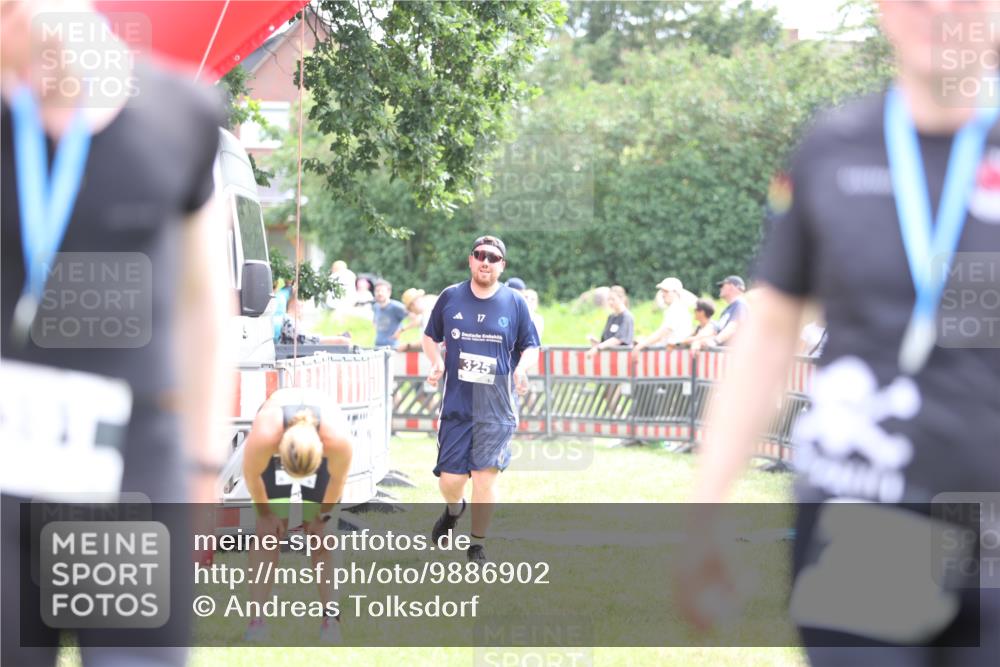 21.06.2026 - 29. Vierlanden-Triathlon Andreas Tolksdorf http://msf.ph/oto/9886902 21.06.2026 11:33:08 Ziel 325, 325 meine-sportfotos.de