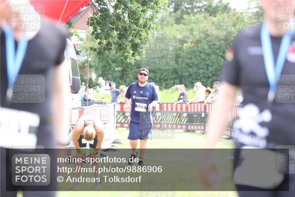 21.06.2026 - 29. Vierlanden-Triathlon Andreas Tolksdorf http://msf.ph/oto/9886906 21.06.2026 11:33:08 Ziel 325, 325 meine-sportfotos.de
