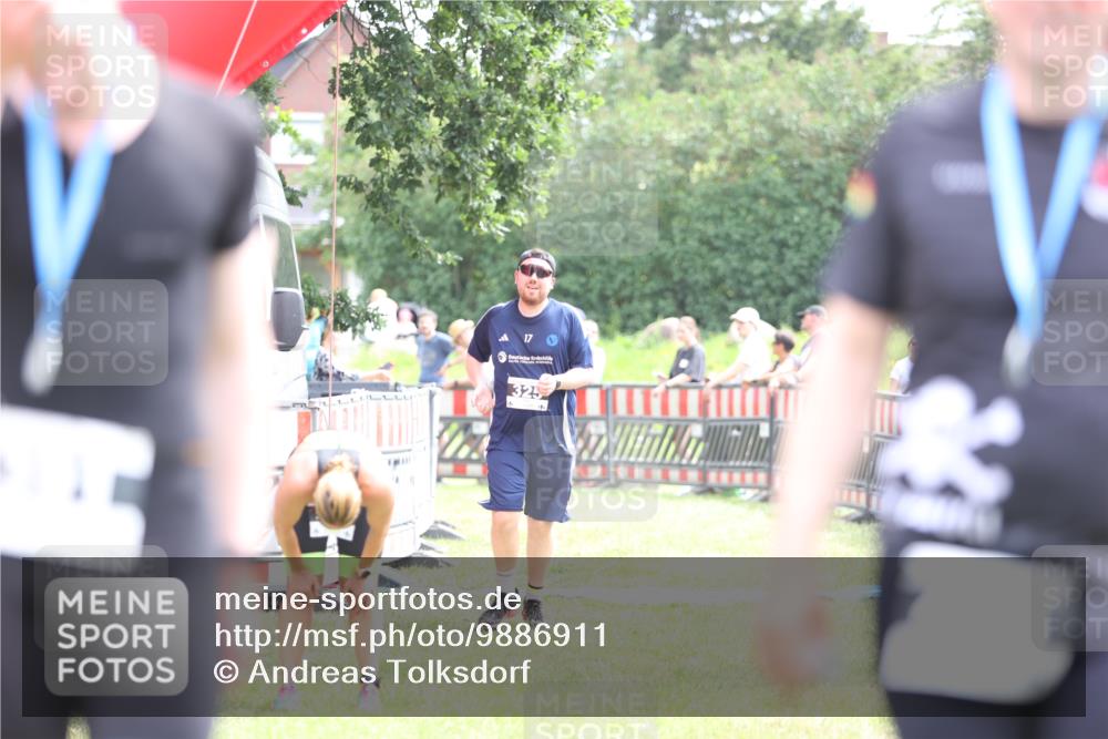 21.06.2026 - 29. Vierlanden-Triathlon Andreas Tolksdorf http://msf.ph/oto/9886911 21.06.2026 11:33:08 Ziel 325, 325 meine-sportfotos.de