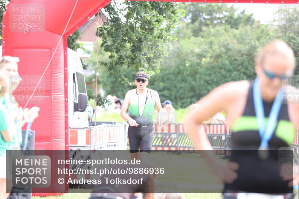 21.06.2026 - 29. Vierlanden-Triathlon Andreas Tolksdorf http://msf.ph/oto/9886936 21.06.2026 11:33:44 Ziel 423, 585, 423, 585 meine-sportfotos.de