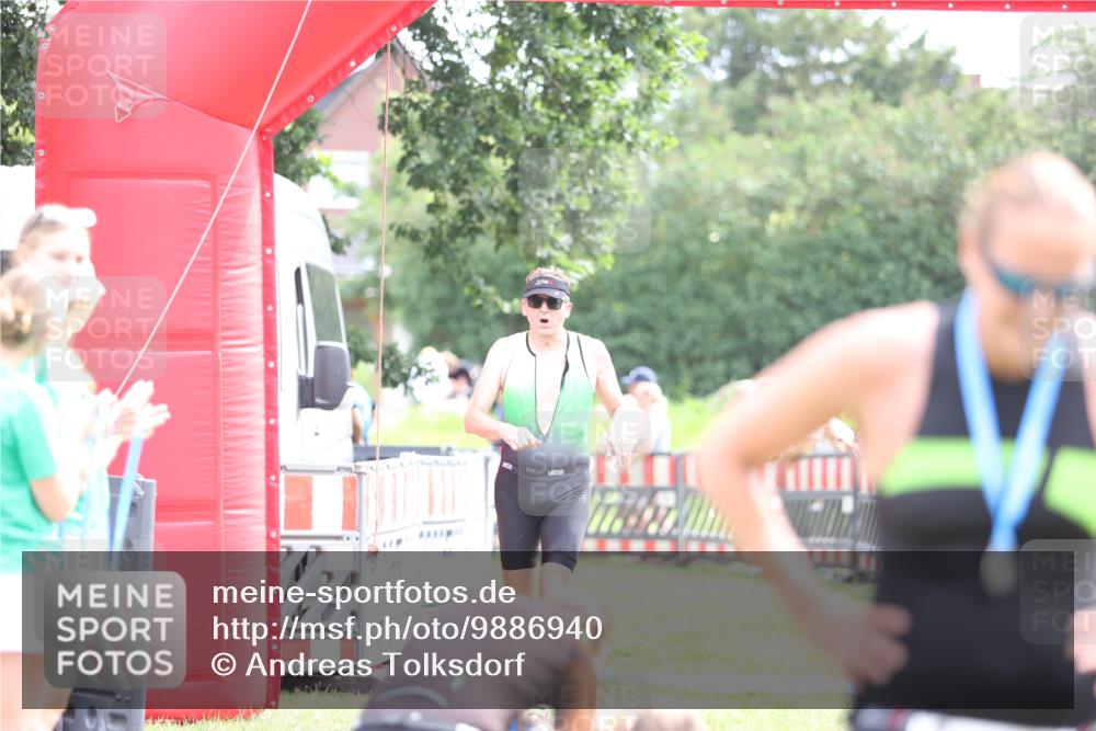21.06.2026 - 29. Vierlanden-Triathlon Andreas Tolksdorf http://msf.ph/oto/9886940 21.06.2026 11:33:44 Ziel 423, 585, 423, 585 meine-sportfotos.de