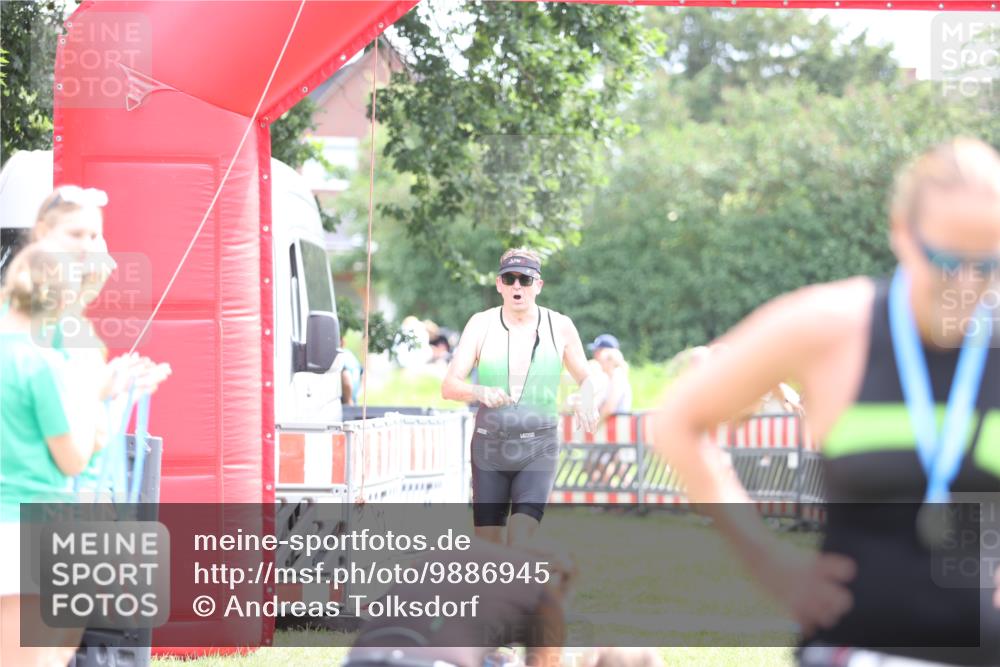 21.06.2026 - 29. Vierlanden-Triathlon Andreas Tolksdorf http://msf.ph/oto/9886945 21.06.2026 11:33:44 Ziel 423, 585, 423, 585 meine-sportfotos.de