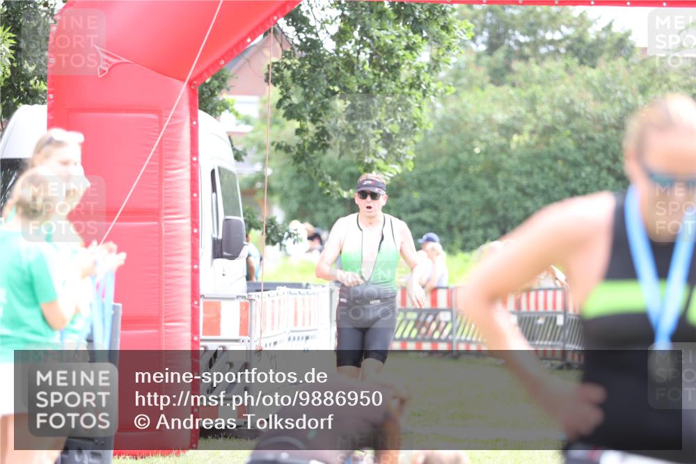 21.06.2026 - 29. Vierlanden-Triathlon Andreas Tolksdorf http://msf.ph/oto/9886950 21.06.2026 11:33:44 Ziel 423, 585, 423, 585 meine-sportfotos.de